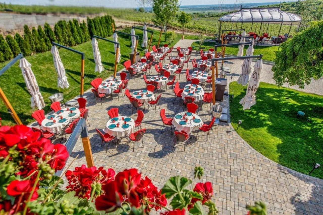 Chitorani Casa Timis - Wellness & Spa Resort מראה חיצוני תמונה Terrace of the restaurant