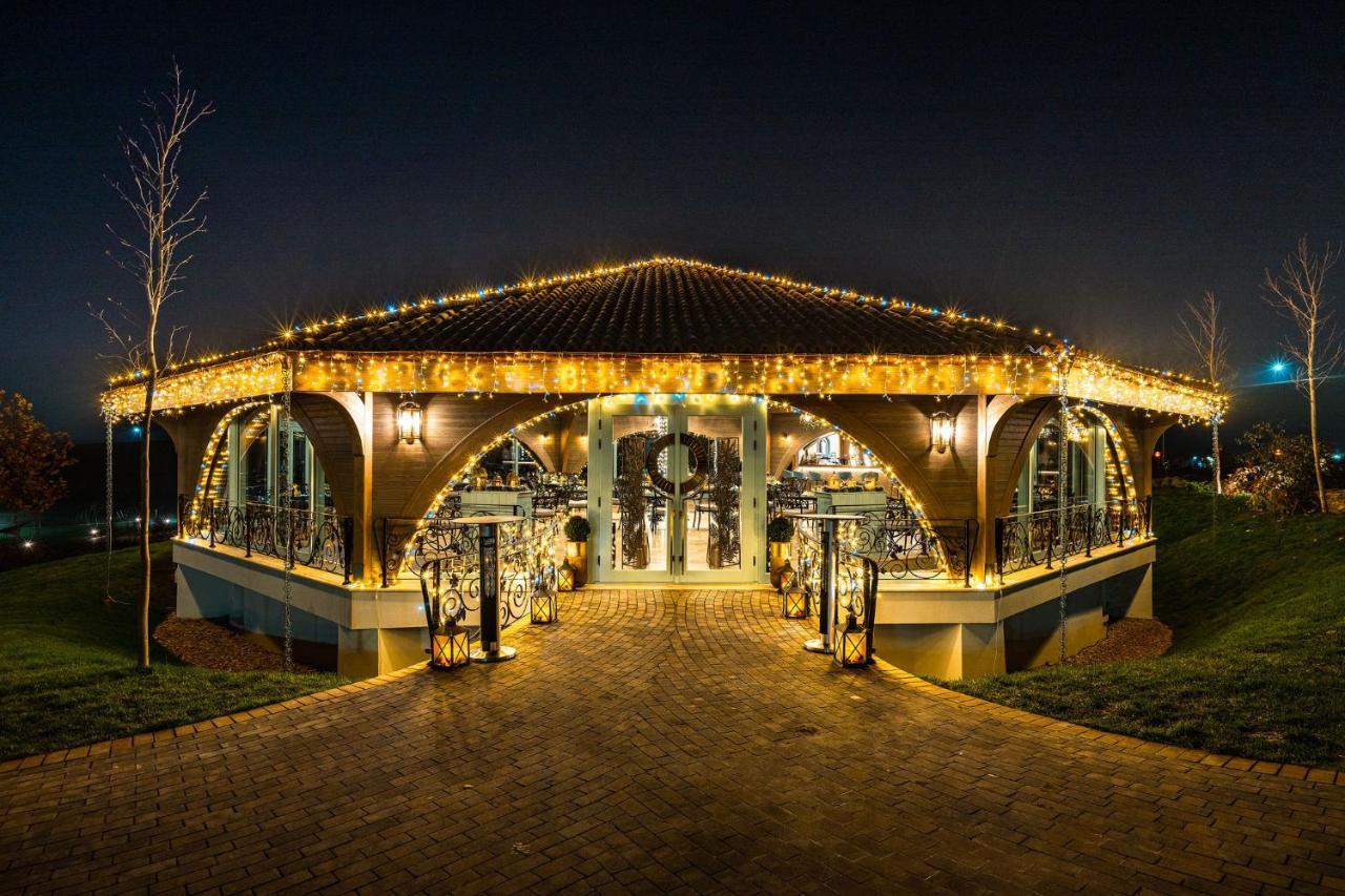 Chitorani Casa Timis - Wellness & Spa Resort מראה חיצוני תמונה The bandstand at night
