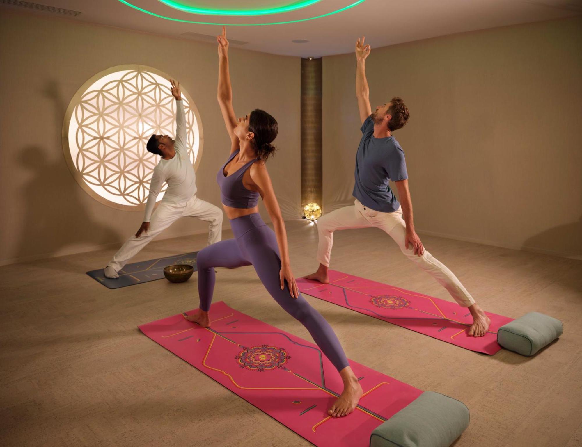 Chitorani Casa Timis - Wellness & Spa Resort מראה חיצוני תמונה A yoga class at the Bvlgari Spa