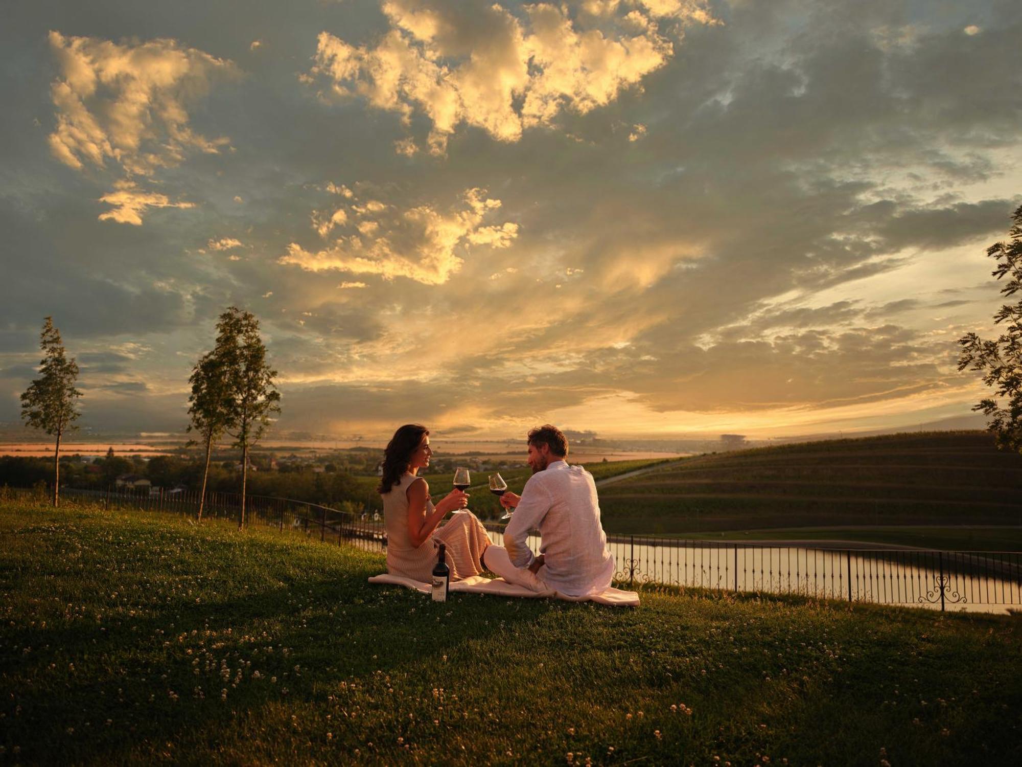 Chitorani Casa Timis - Wellness & Spa Resort מראה חיצוני תמונה Sunset at the River of Ponds