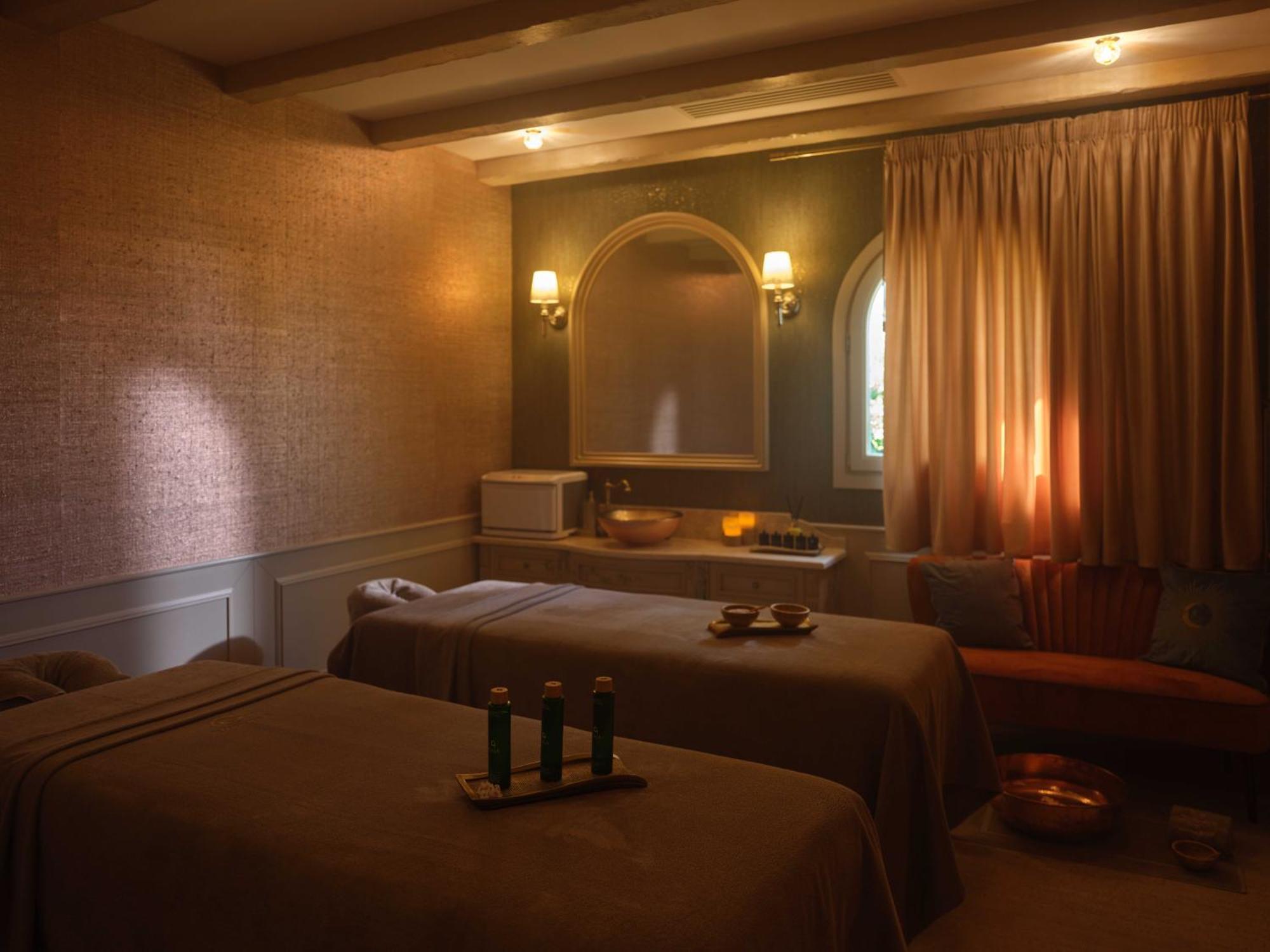 Chitorani Casa Timis - Wellness & Spa Resort מראה חיצוני תמונה A treatment room at the spa