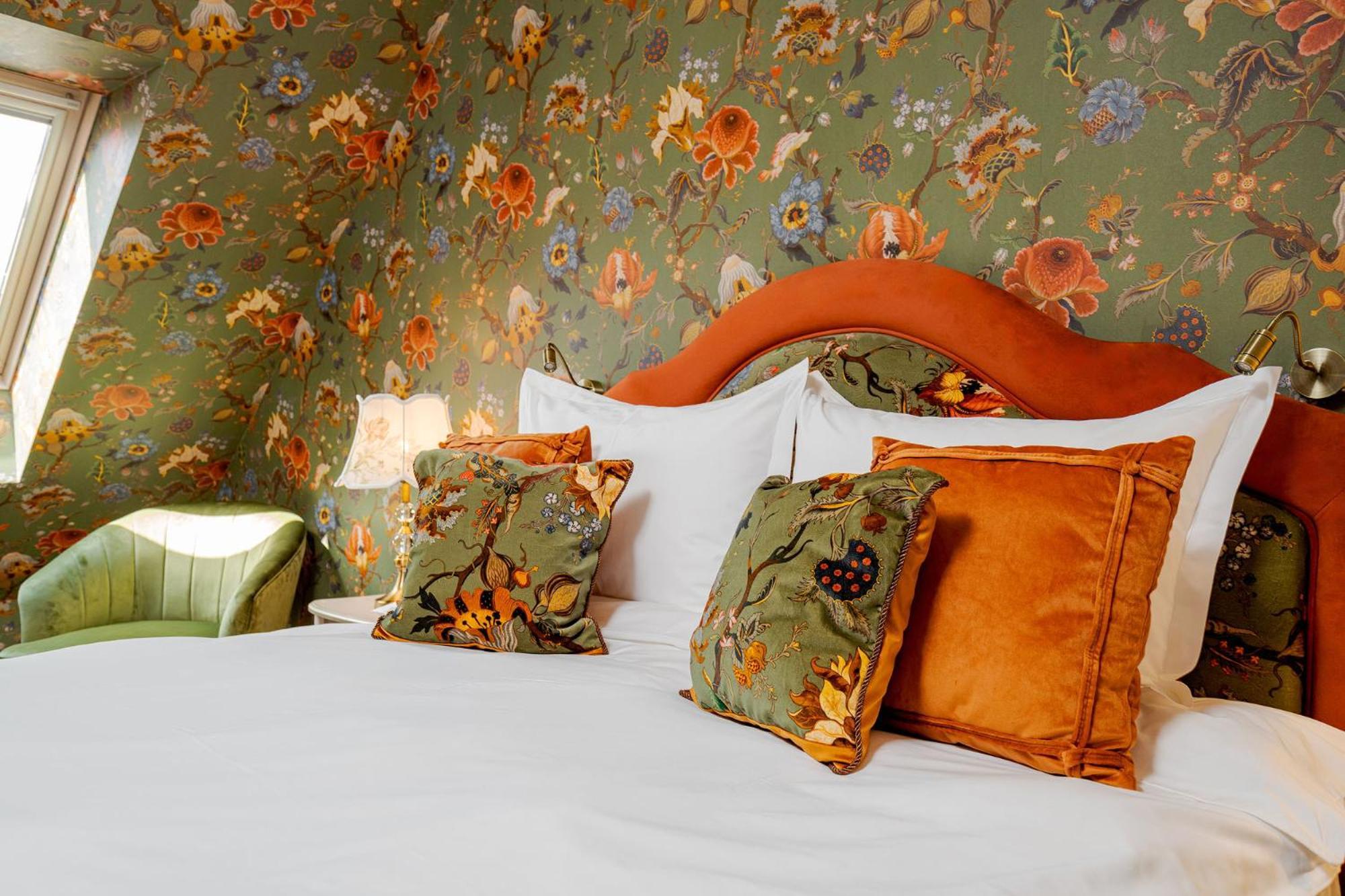 Chitorani Casa Timis - Wellness & Spa Resort מראה חיצוני תמונה A bed with cushions