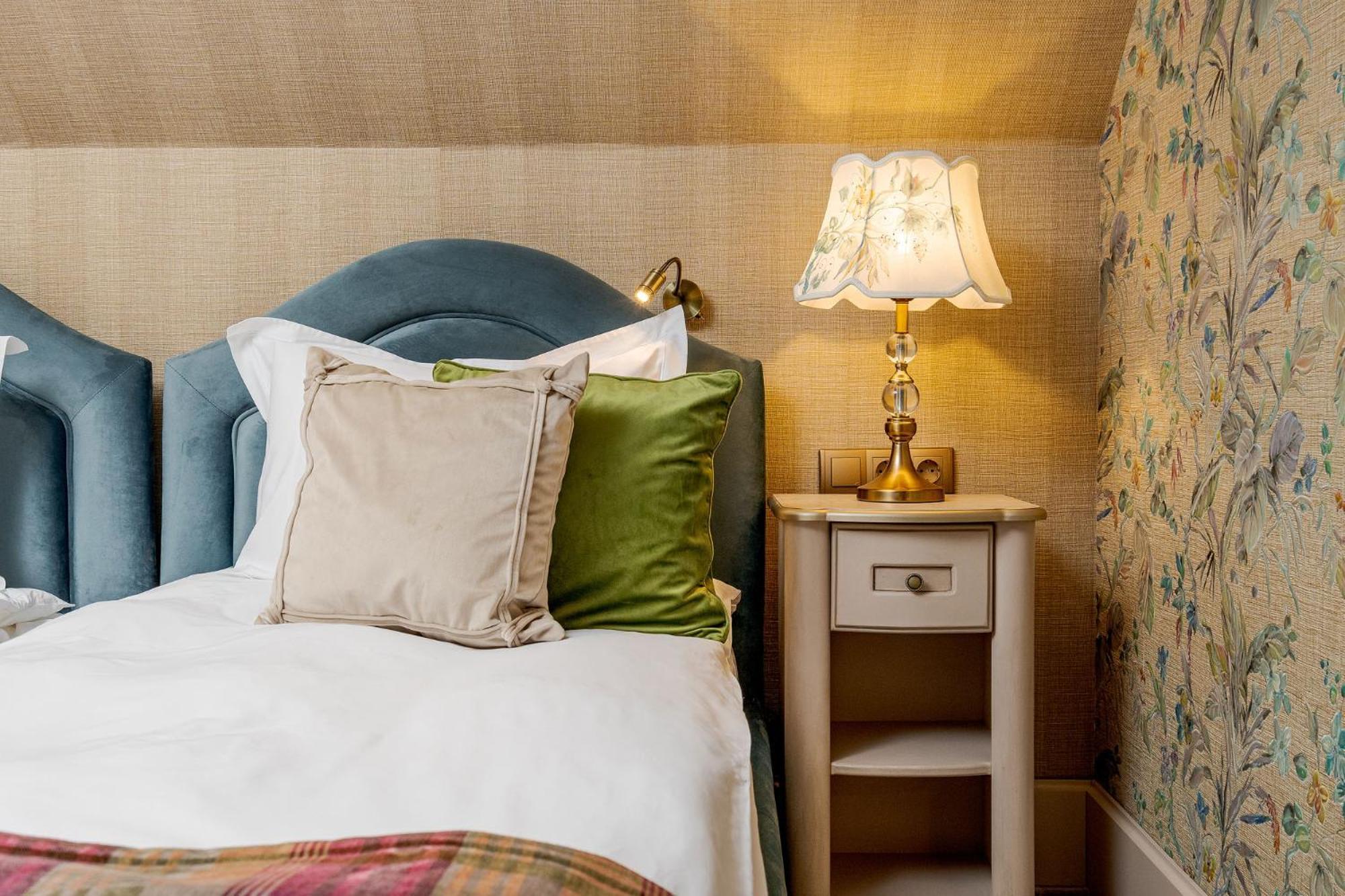 Chitorani Casa Timis - Wellness & Spa Resort מראה חיצוני תמונה A bedside table